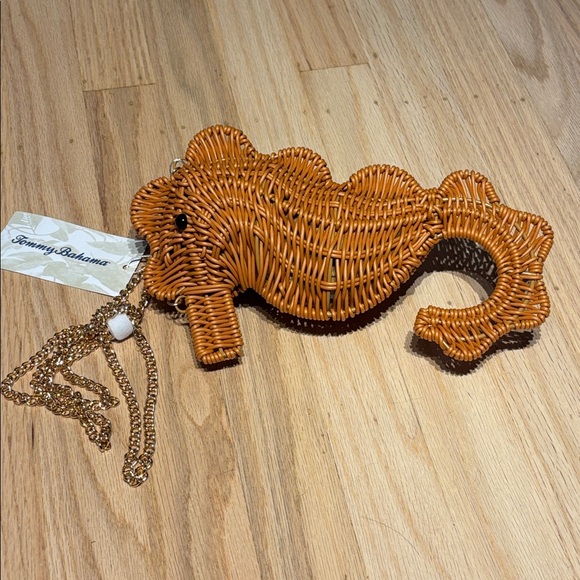 NWT Tommy Bahama Seahorse Wicker Bag with Gold Chain - Picture 6 of 13